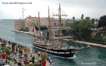 nave scuola Palinuro ingresso a Taranto