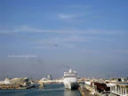 pattuglia acrobatica nel porto di barcellona