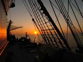 nave scuola amerigo vespucci al tramonto