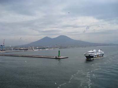 arrivi nel porto di napoli crociera costa serena