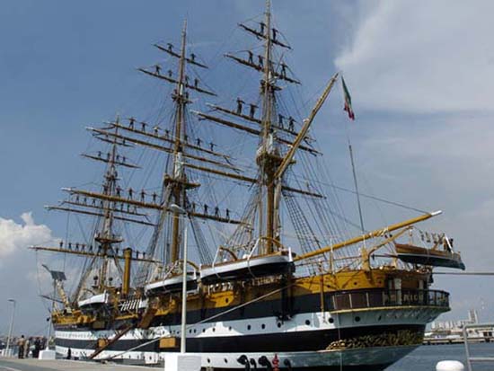 uomini a riva nave scuola amerigo vespucci