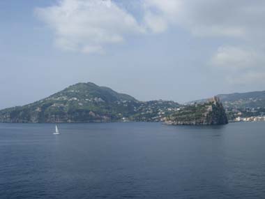 barca a vela in mare a  Ischia